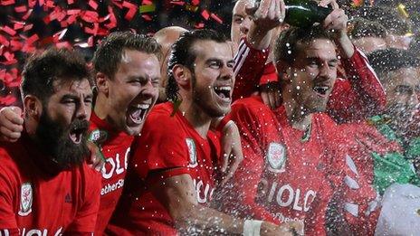 Wales players celebrate qualifying for Euro 2016