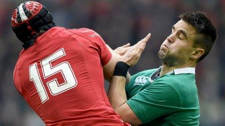 Leigh Halfpenny and Conor Murray compete for the ball in the 2015 Six Nations