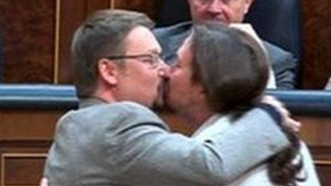 Translation: "You have to admit that the best part of this kiss between Pabloe Iglesias and Xavier Domenech is the looks on the faces of the PP" - the politicians from the conservative Popular Party who are looking on