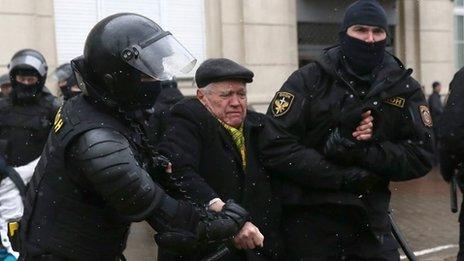 The ˿ filmed as protesters in Minsk were taken into custody