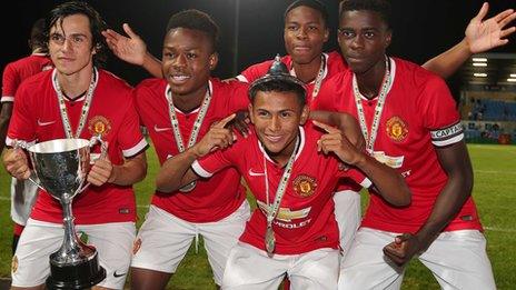 Manchester United celebrate winning the Milk Cup in 2014