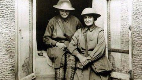 Mairi Chisholm (l) and Elsie Knocker (r)