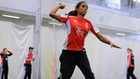 Isa Guha in fielding practice