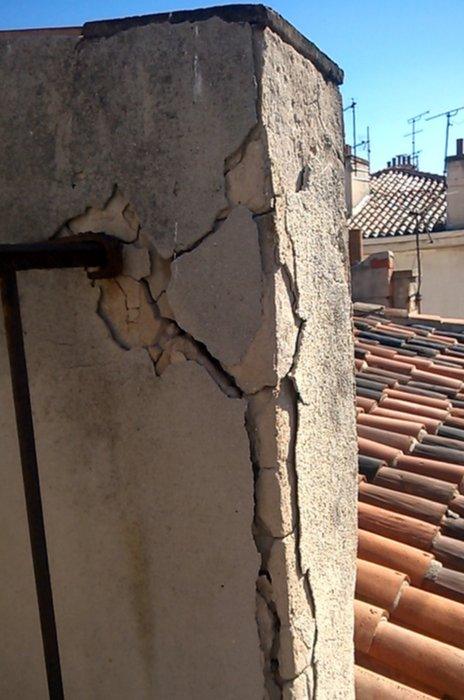 A cracked chimney in Marseille