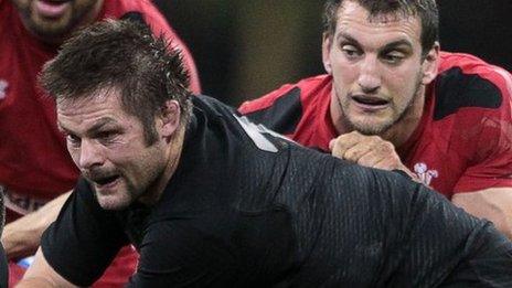 New Zealand captain Richie McCaw and Wales skipper Sam Warburton
