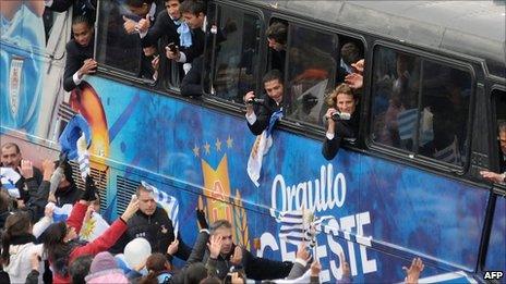 Crowds greet the returning Uruguayan football team