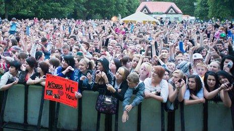 N-Dubz crowd