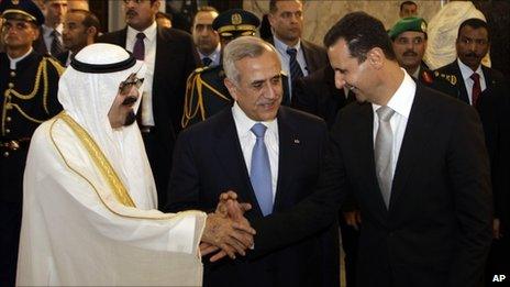 King Abdullah shakes hands with Bashar al-Assad in front of Michel Suleiman (30 July 2010)