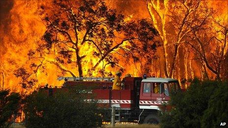 A fire engine moves away from a bushfire in the Bunyip Sate Forest near the township of Tonimbuk (7 February 2009)