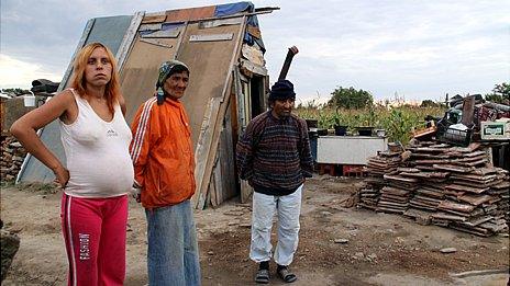 Roma living in the village of Toagyer (Photo: Mircea Opris)