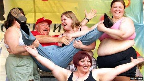 Yuri Luzhkov poses with Fat Beauty Queen contestants in Moscow, 2005