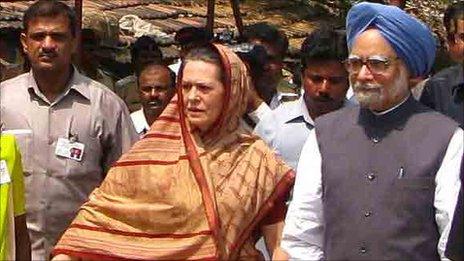 Sonia Gandhi (left) and Manmohan Singh