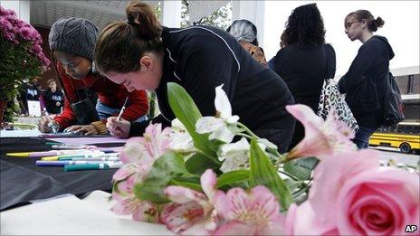 Rutgers University students sign condolence cards at Rutgers in New Brunswick, NJ, for the family of fellow student Tyler Clementi on 1 October 2010