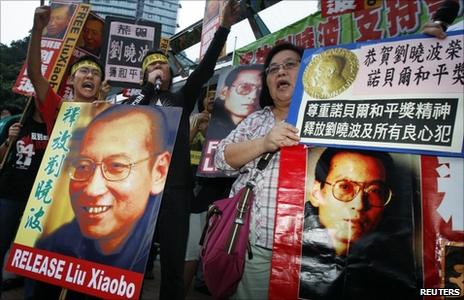 People demand the release of Liu Xiaobo outside the Chinese foreign ministry building in Hong Kong (8 October 2010)