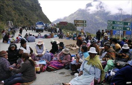 Coca growers from the Yungas region block a road near the town of Santa Barbara (11 October 2010)