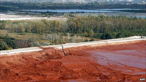 Cracks on north side of reservoir wall at aluminium plant near Ajka