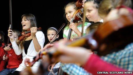 Nicola Benedetti with the Big Noise orchestra