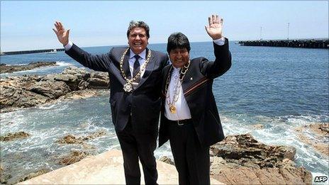 President Alan Garcia (left) and Bolivian President Evo Morales (right) in Ilo on 19 October