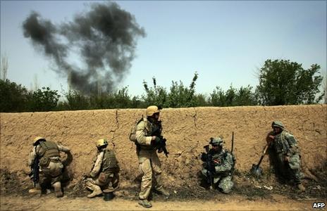 US soldiers take cover behind a wall in Diyala province (19 March 2008)