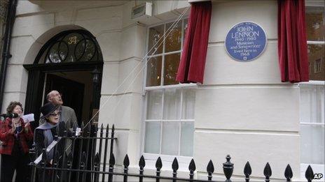 Yoko Ono unveils blue plaque