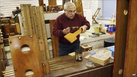 French polisher Frank Sillag applies shellac