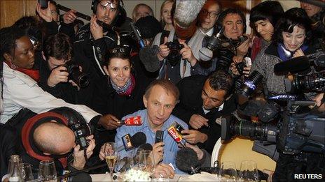 Michel Houellebecq (centre) with the media in Paris (8 Nov 2010)