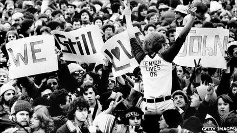 Crowd mourning John Lennon