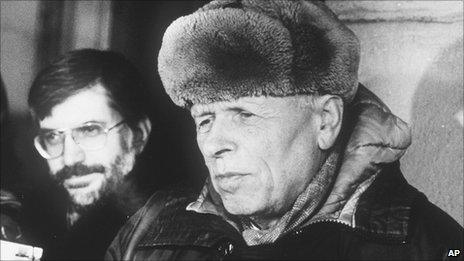 Andrei Sakharov talks to western reporters February 1988. Photo by Boris Yurchenko, AP.