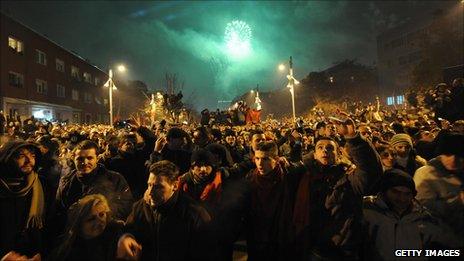 Fireworks light up the sky in Pristina (17 Feb 2008)