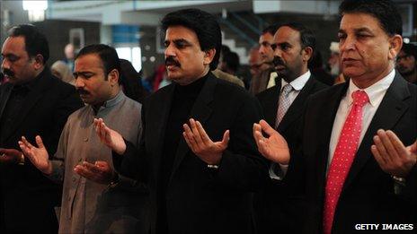 Pakistani Minister for Minorities Shahbaz Bhatti (C) and others pray for late Punjab Governor Salman Taseer at the Fatima Church in Islamabad 9 January 2011