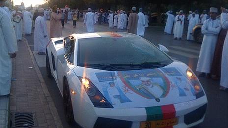 Car at Oman march bears image of Sultan Qabooson the bonnet