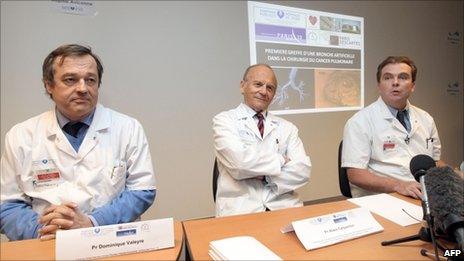 Doctors Dominique Valeyre, Carpentier Emmanuel Martinod at the Avicenne hospital in Bobigny, Paris, 3 March 2011