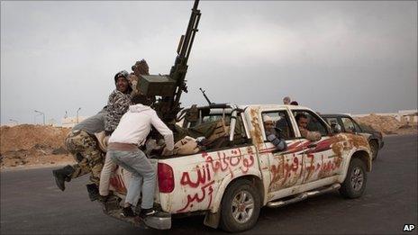 Rebels flee Ras Lanuf by car, Libya (29 March 2011)