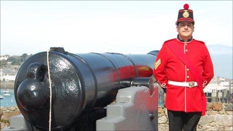 Noonday cannon at Castle Cornet and Shaun Marsh in replica militia uniform