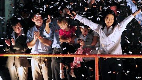 Keiko Fujimori celebrates (11 April 2011)