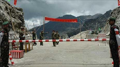 File picture of Indian and Chinese soldiers