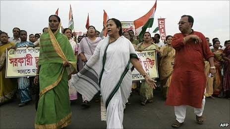 Mamata Banerjee leading his supporters