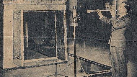 Bandsman James Tappern plays Tutankhamun's trumpet at a BBC recording in 1939
