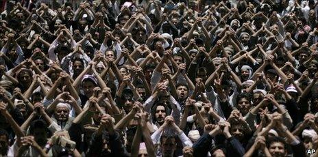 Anti-government protesters in Sanaa (19 April 2011)