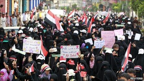 Women march in Taiz, 14 April