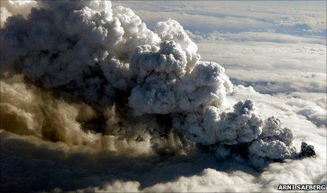 Ash plume from Eyjafjallajokull (Photo Árni Sæberg)