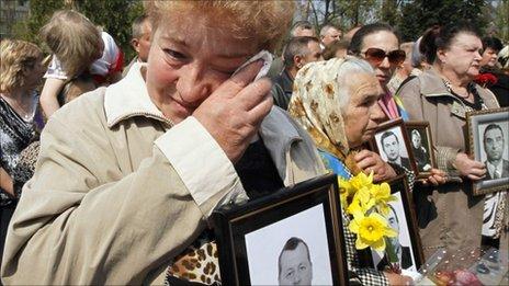 Widows of Chernobyl workers at the ceremony in Kiev, Ukraine (26 April 2011)