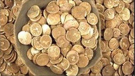 The haul of coins (Photo: Suffolk County Council Archaeological Service)