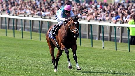 Frankel powers clear to win the 2,000 Guineas