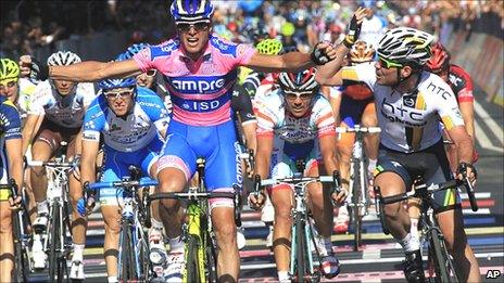 Cavendish is angry at Petacchi's victory