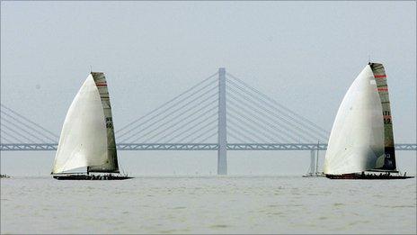 Sailing boats pass the Oeresund Bridge linking Denmark with Sweden (archive image)