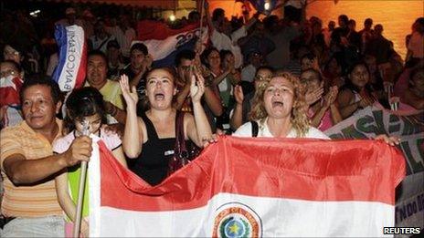 Paraguayans cheers as the Brazilian Senate approves the increase in electricity payments