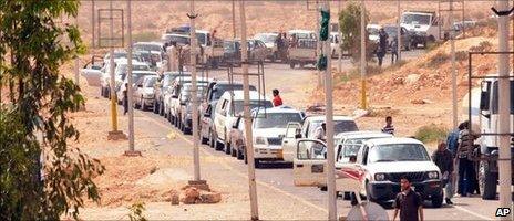 Libyans flee fighting at the Dhiba border between Libya and Tunisia on 1/5/11