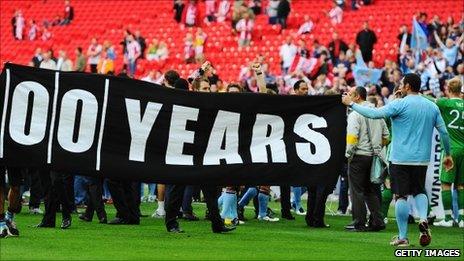 Manchester City players parading ticker banner