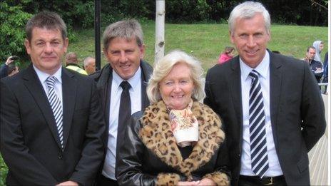 Newcastle United assistant manager John Carver, Peter Beardsley, Lady Elsie Robson and Alan Pardew